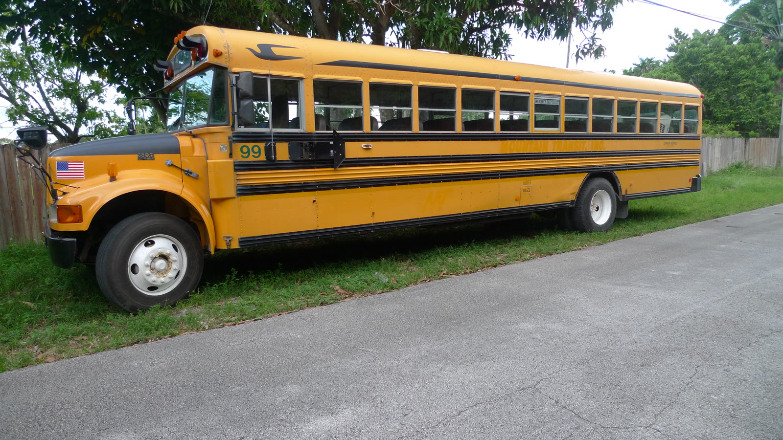Gul amerikansk skolebus med
