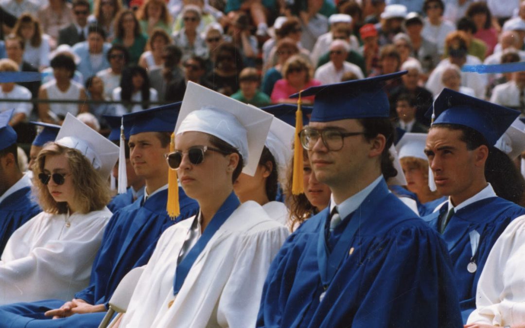Amerikanske high school-elever i kapper og kvaster ved en graduation-ceremoni