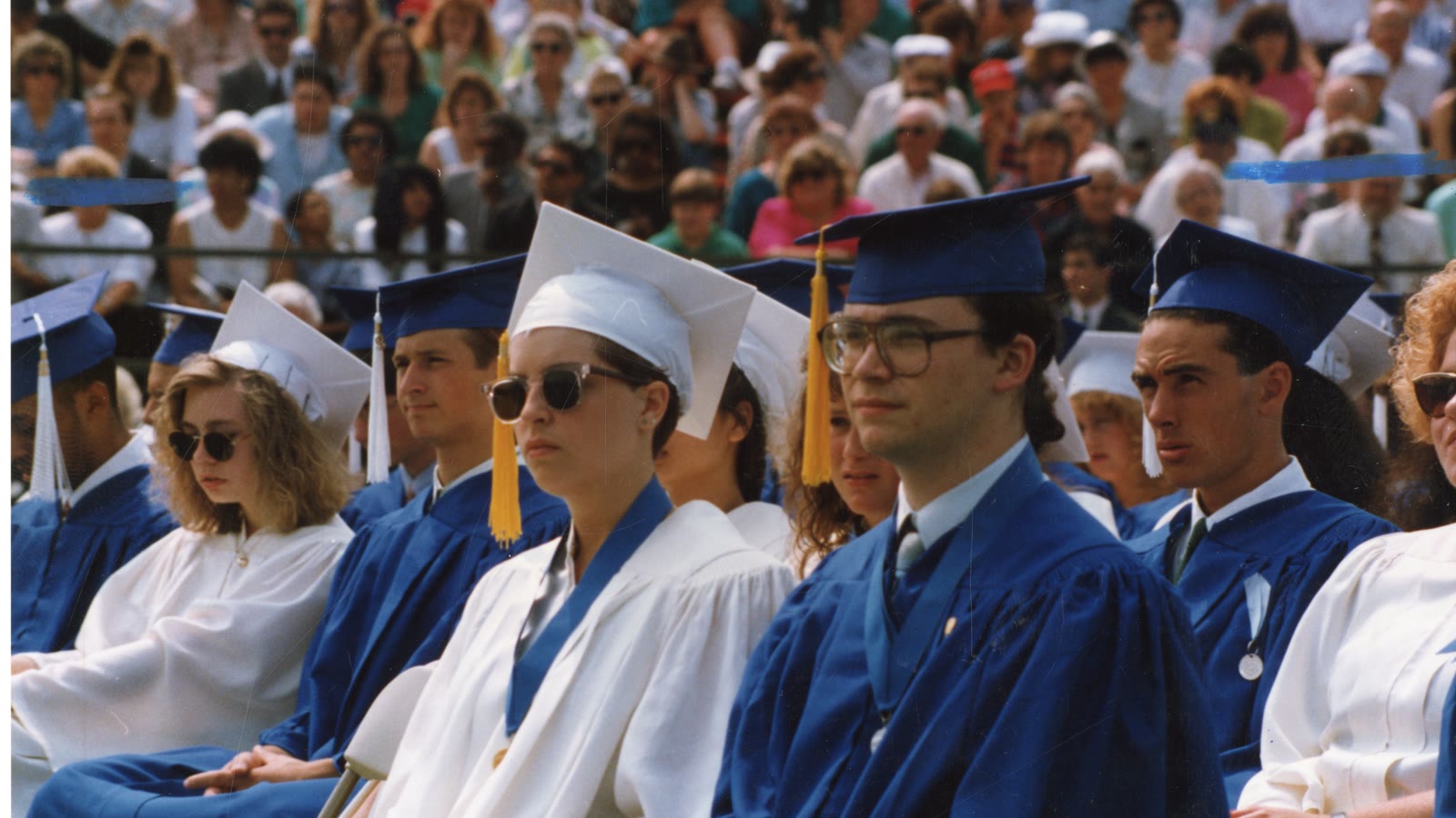Amerikanske high school-elever i kapper og kvaster ved en graduation-ceremoni